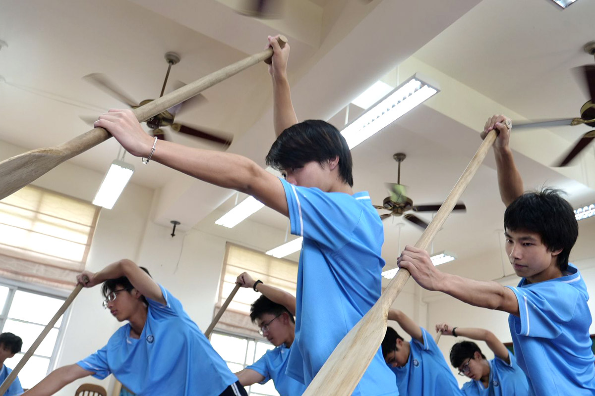 福智中學親師生參與龍舟競賽，培養同舟共濟的勇敢精神！