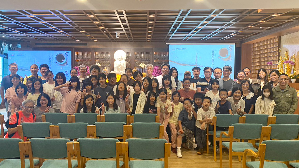 學生在書法比賽現場大合照