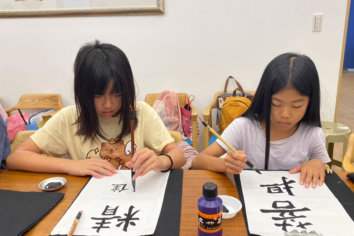 學生參加書法比賽