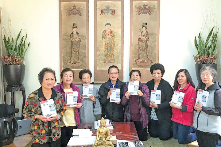 北加越廣班班長連希標（左四），和班員們歡喜地捧著越文《廣論》課本。