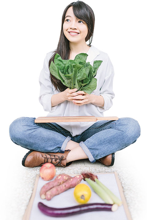 在網路社群媒體開闢專欄，教人如何花小錢就能做出營養蔬果美食的琳達。