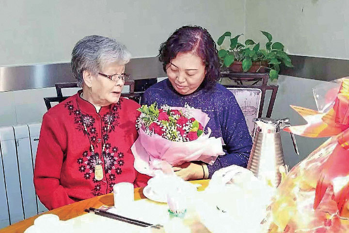 暌違二十年， 李金英（右）回老家為母親過生日。