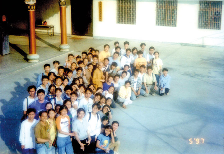 1997 年五月四日，北區青少年班、大專班參訪祖庭鳳山寺後，師父與留下來幫忙善後作業的學員合影。（攝影／如亨法師，當時法師負責管理寺院相片。）