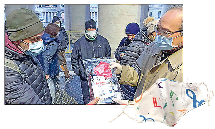 梵蒂岡大使將福智北加分會贈與的口罩帶回梵蒂岡分贈給難民街友