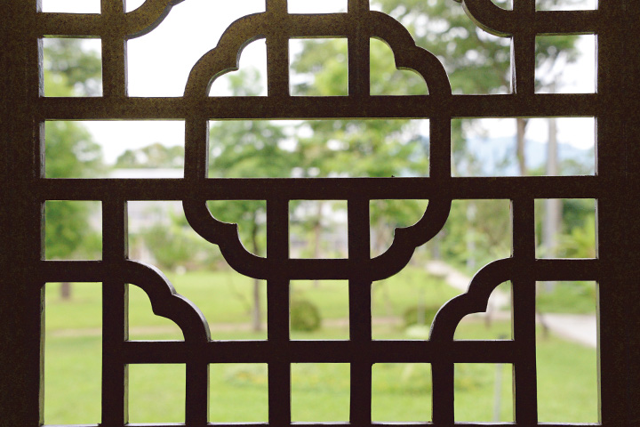 慈心堂的中式窗花，福州雕工，隔而不隔，豐富視覺美感。
