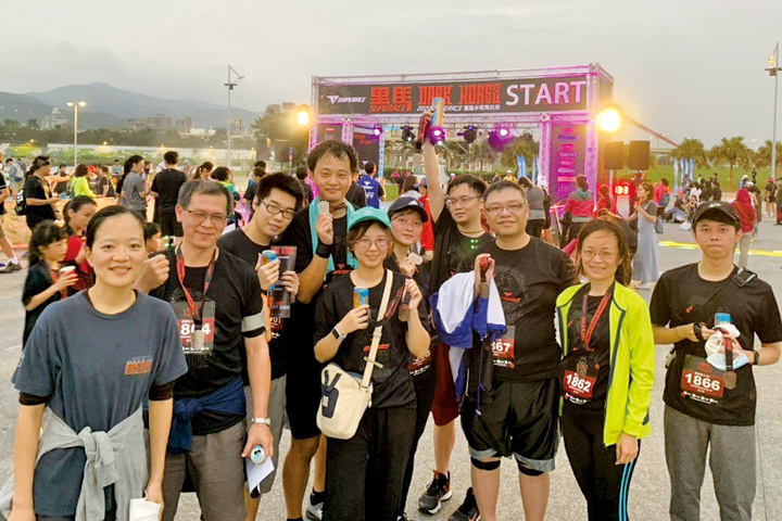 尤志中（左四）與同事一起參加 4.5K 馬拉松，見證運動科學讓慘膝變健腿