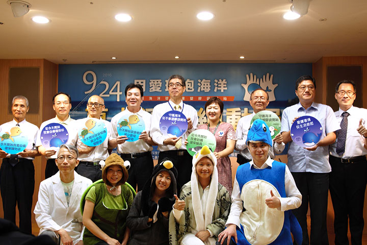 新北市政府環境保護局局長劉和然(後排左4)及福智佛教基金會執行長胡克勤(後排左5)代表，為愛護海洋齊心宣言淨塑行動