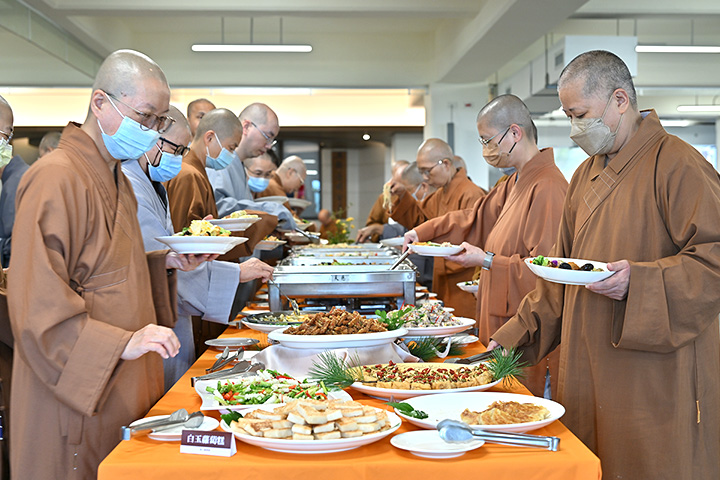 中華人間佛教聯合總會中區聯誼會諸山大德享用美味豐盛的蔬食餐點