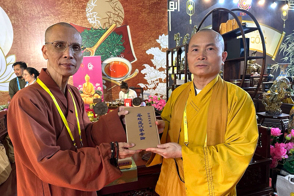 福智僧團住持如淨和尚(左)特將福智團體僧俗學修佛法的重要論典《菩提道次第廣論》贈予越南佛教會明順法師(右)