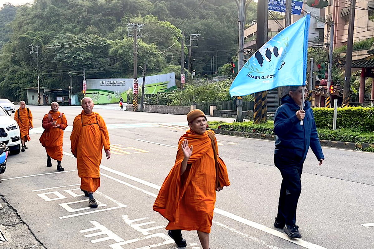 響應「為世界和平而走！」福智僧團與傳心齋僧護持國際僧侶