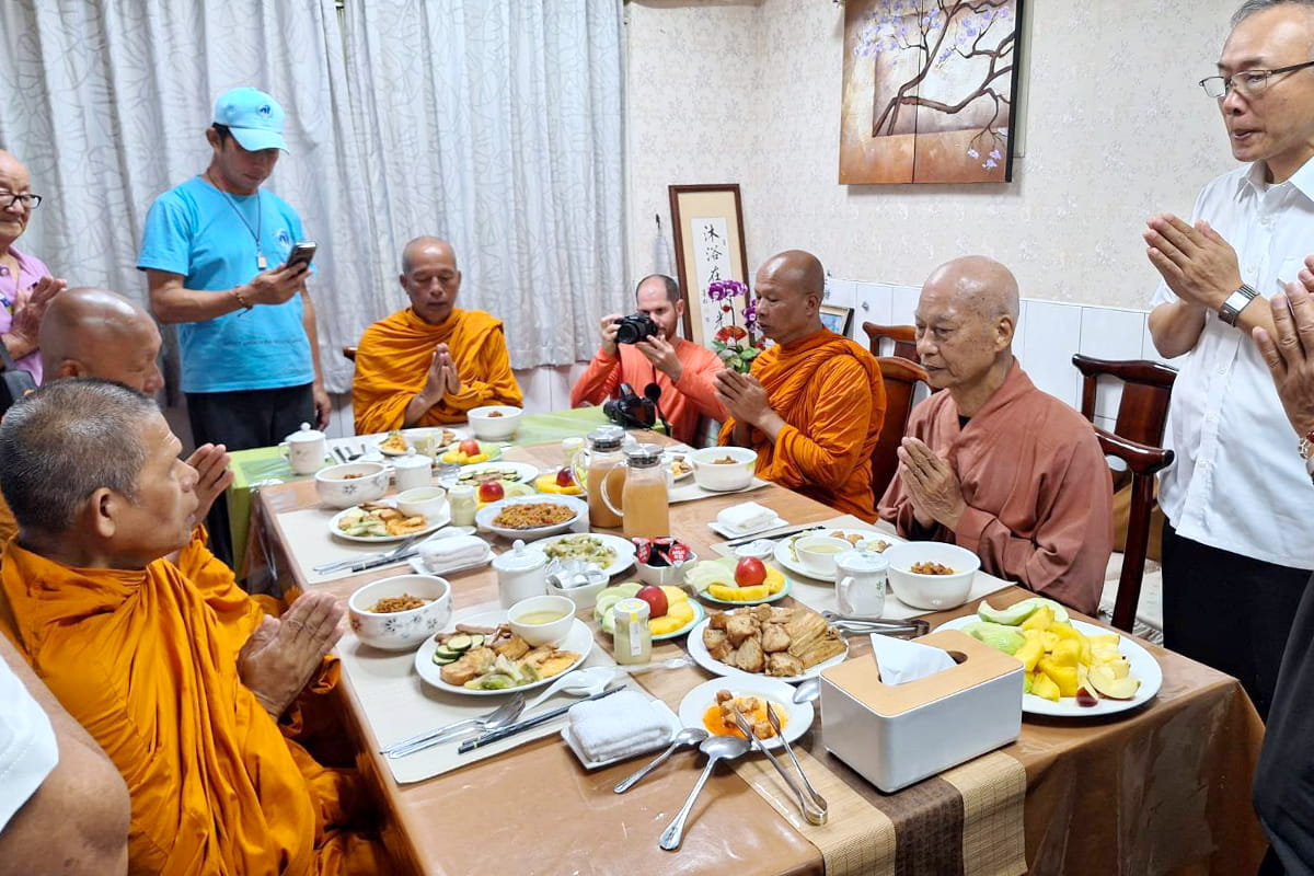 響應「為世界和平而走！」福智僧團與傳心齋僧護持國際僧侶