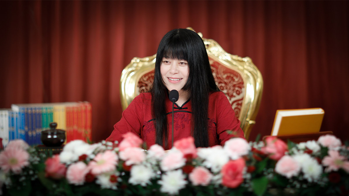 真如老師於憶師恩法會中為大眾進行經論開示與修心教授